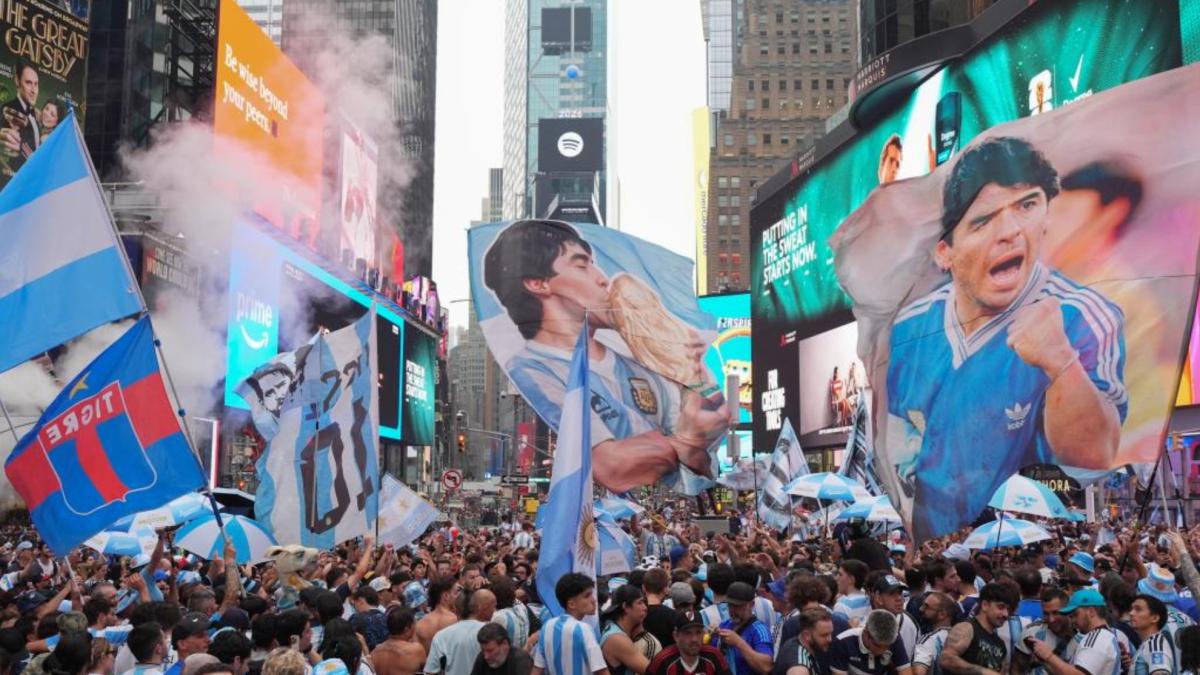 Argentina conquista Times Square: así fue el espectacular banderazo previo a la final