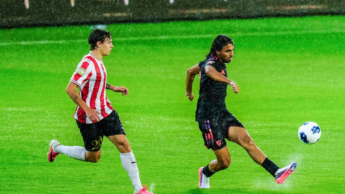 Sevilla se atasca en Cracovia y cae 0-1 bajo la lluvia