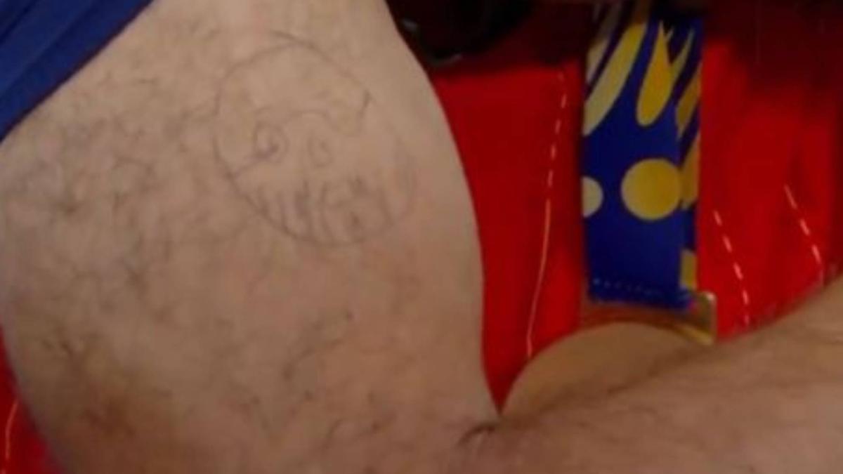 Borja Iglesias cumple su promesa de tatuarse la cara de Luis de la Fuente
