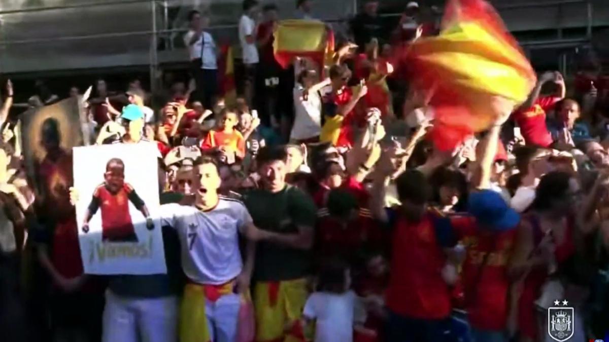 La curiosa pancarta sobre Paredes y Gavi en la celebración de España