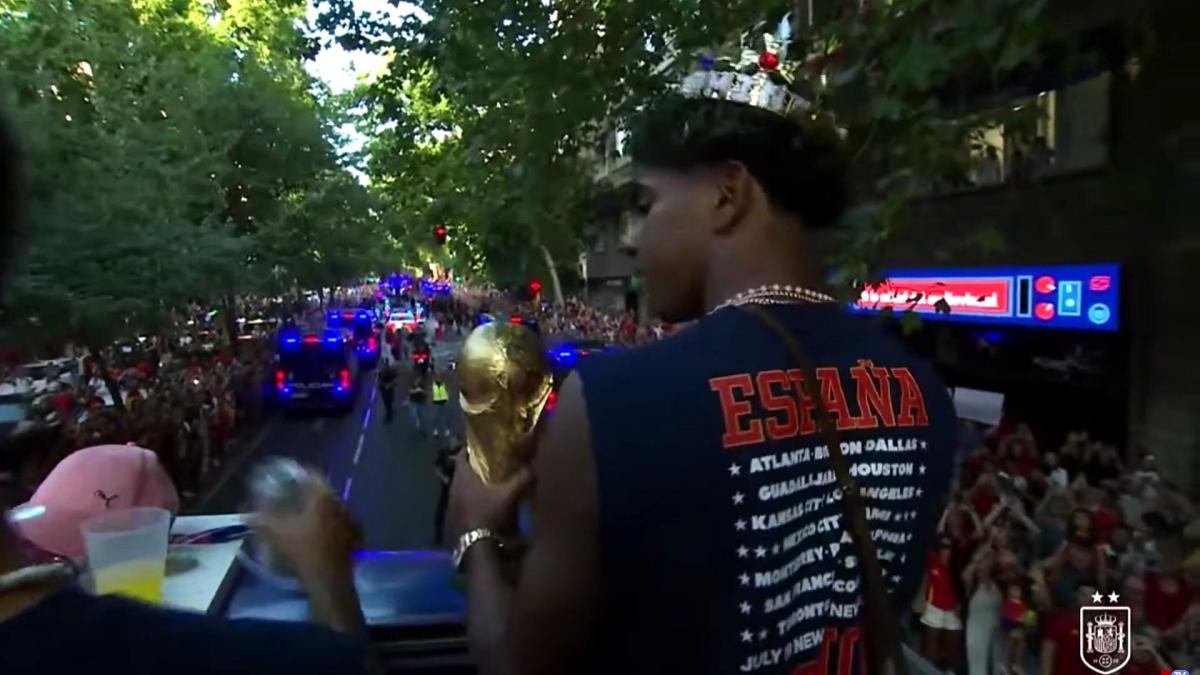 Lamine Yamal celebra con la afición de España en Cibeles