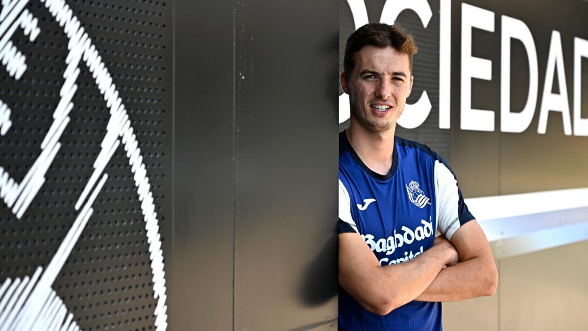 Jon Pacheco: "Me quedo y me gustaría consolidarme como central de la Real"