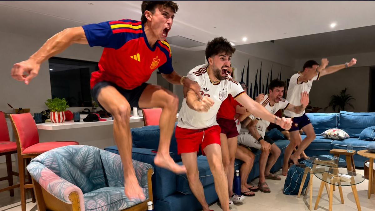 Marc Márquez celebra el triunfo de España en el Mundial con locura