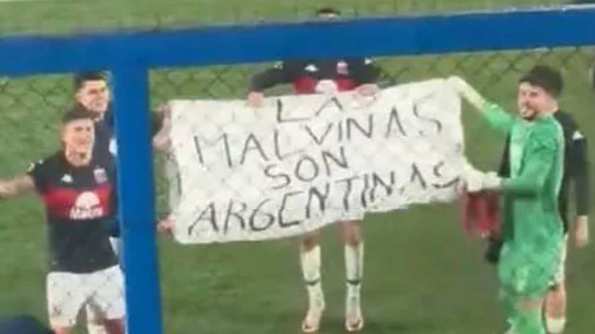 La pancarta "las Malvinas son argentinas" vuelve al fútbol con el cántico "¡el que no salta es un inglés...!