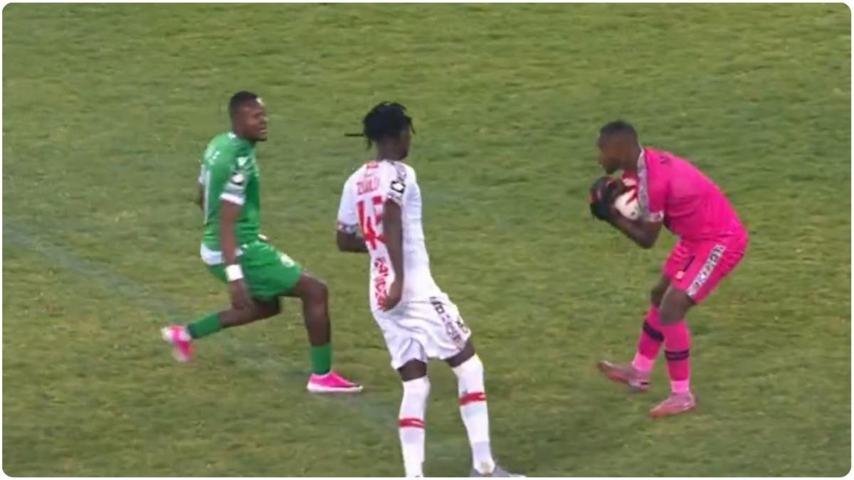 Portero sudafricano toma el balón casi en el mediocampo