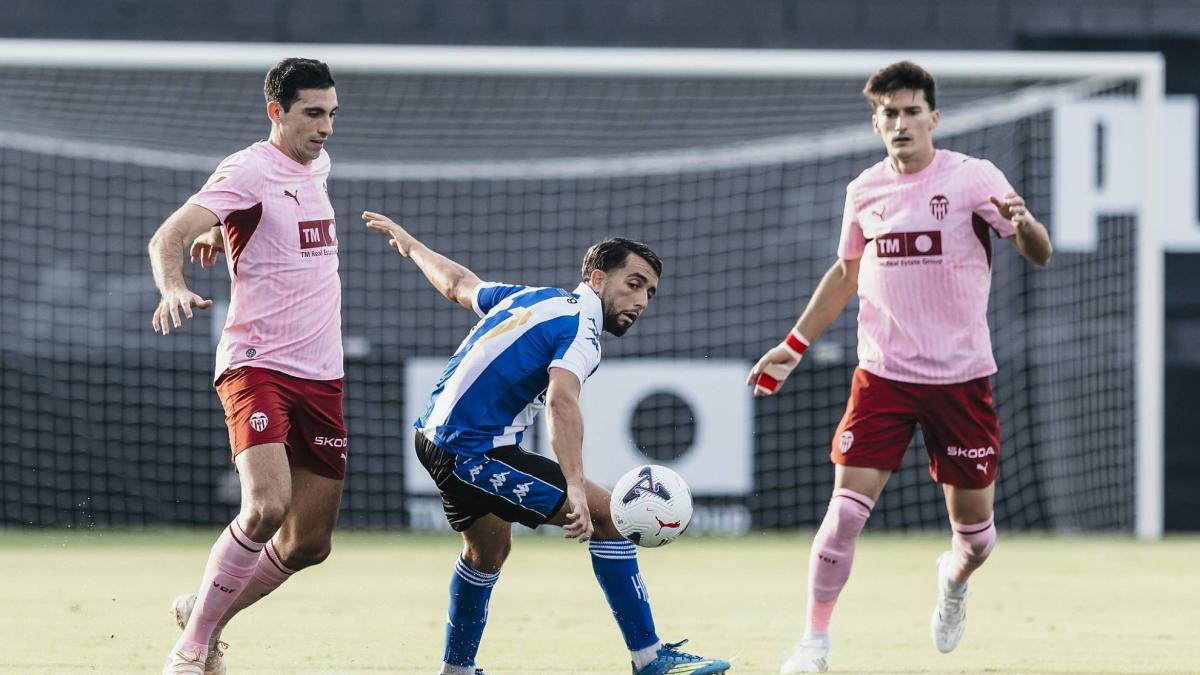 Valencia logra triunfo clave con goles de Guerra y Sato