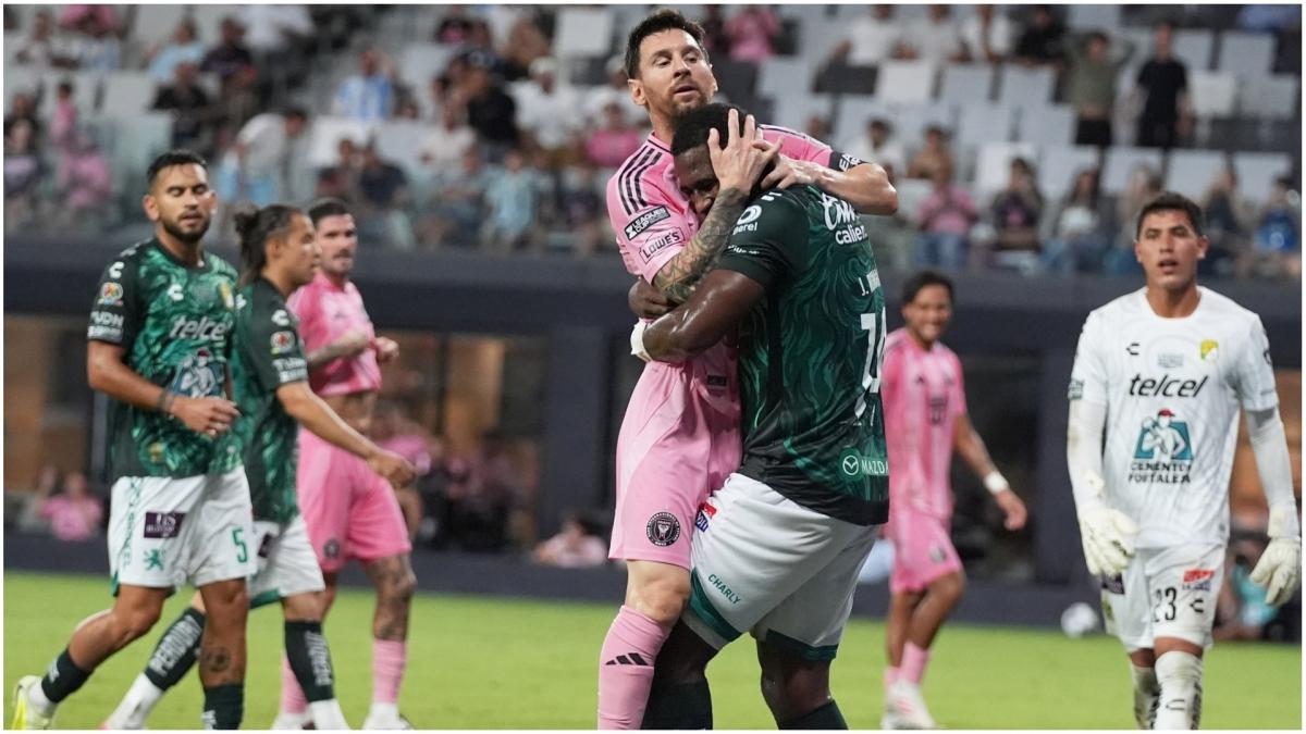 El abrazo de Johan Romaña a Messi en Leagues Cup