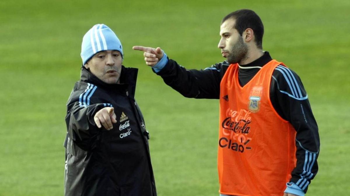 Maradona, DT, dejó sentado a Mascherano en práctica