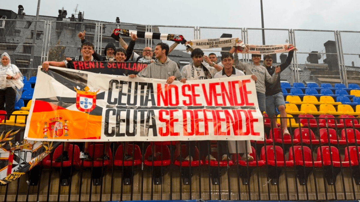 Aficionados del Ceuta apoyan a su club en Andorra