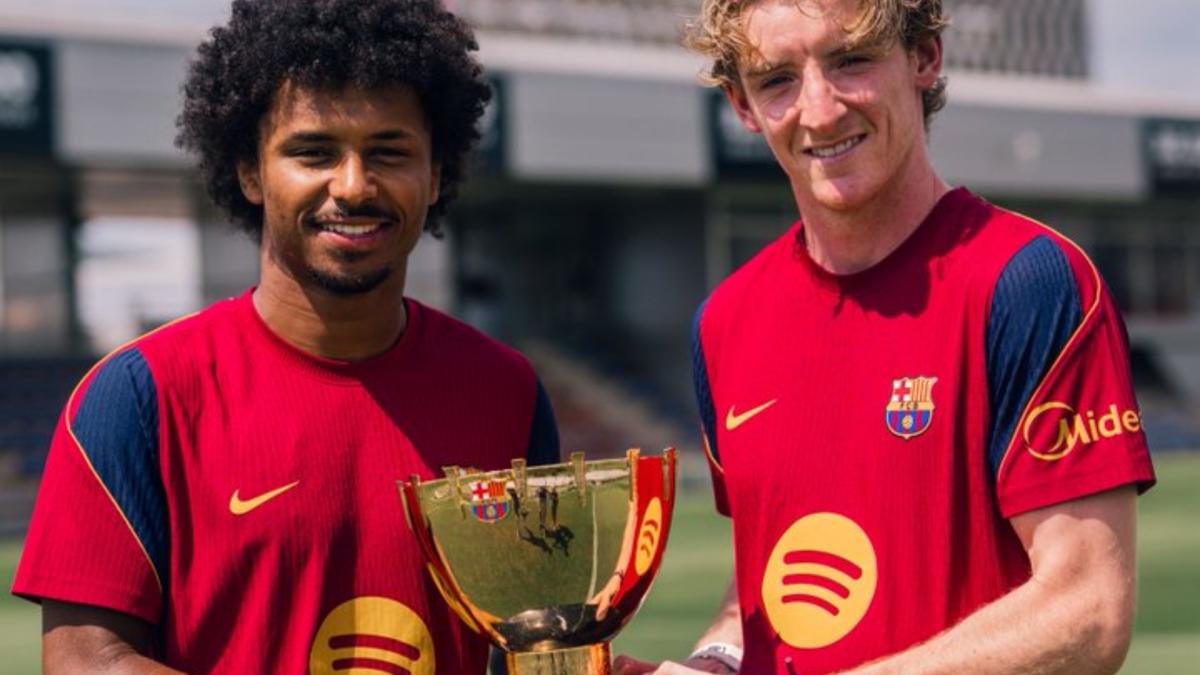 Gordon y Adeyemi posan con el Trofeo Gamper