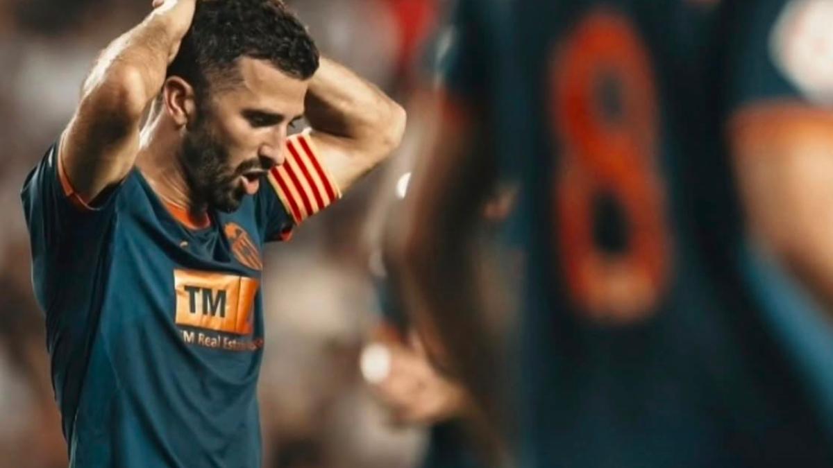 Valencia ofrece a Gayà un sueldo seis veces menor
