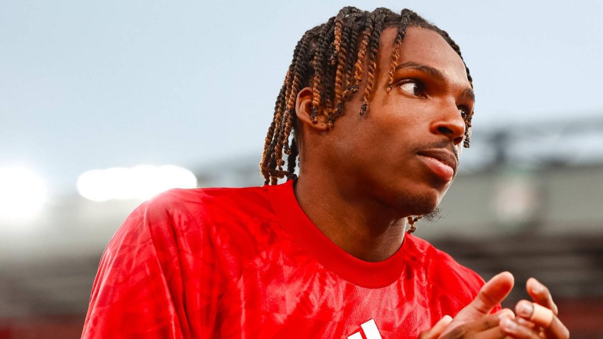 Araújo la tiene difícil en el Liverpool con Jacquet