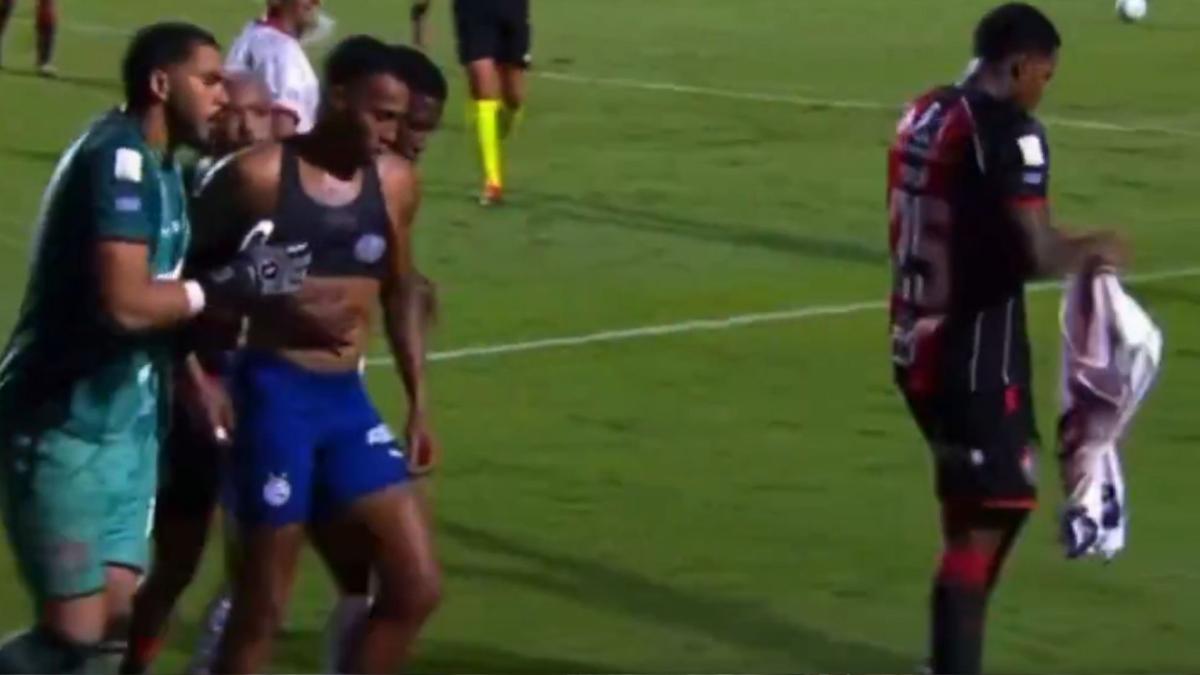 Insólito incidente en clásico brasileño: jugador intenta romper camiseta rival