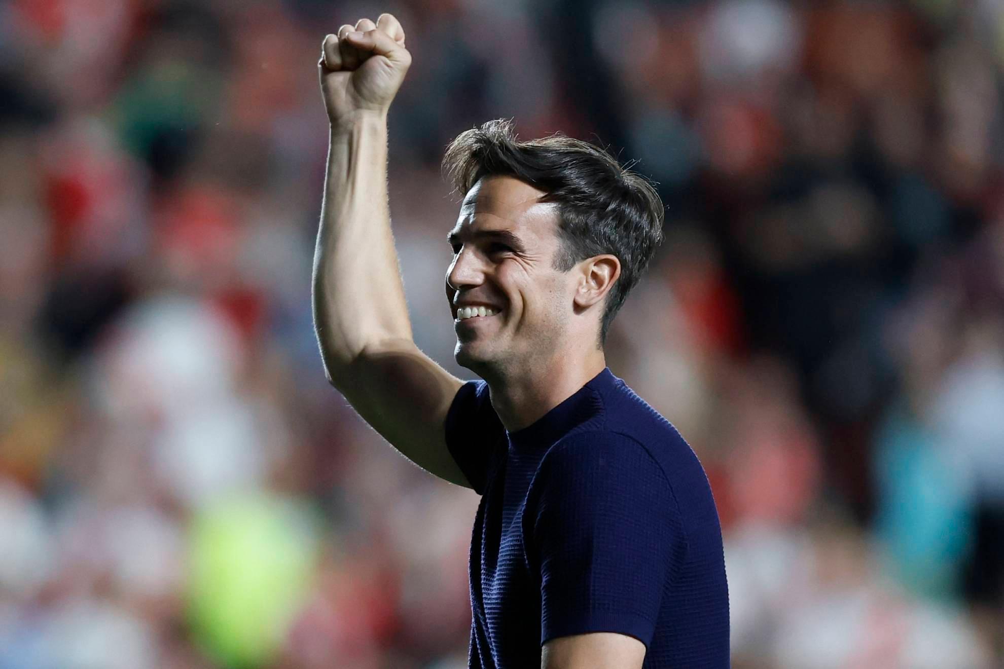 Iñigo Pérez interpreta los cánticos de la afición del Rayo