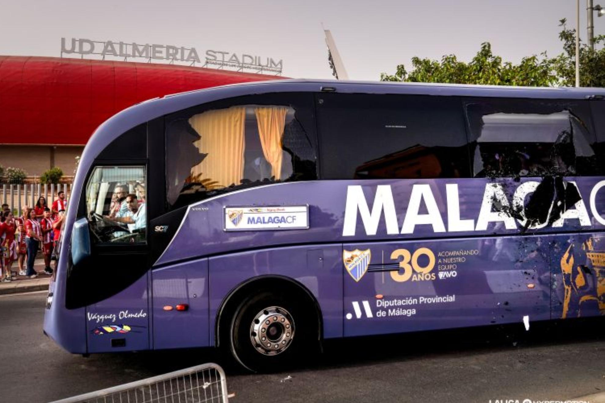 Los jugadores del Málaga encerrados ¡¡¡51 minutos!!! en el bus para evitar más incidentes y el partido se retrasa media hora