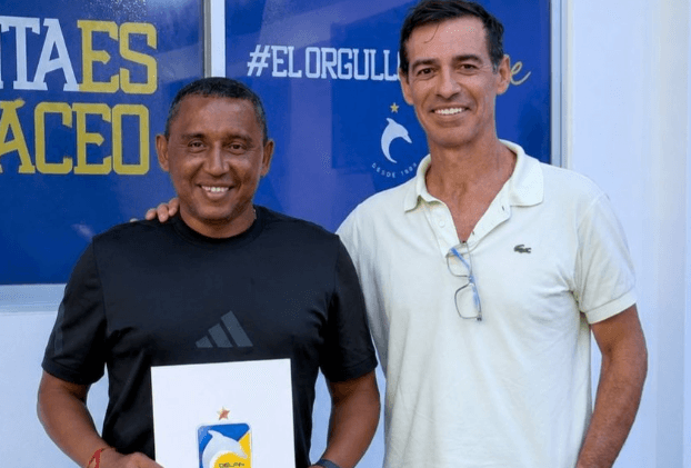 Delfín SC presenta a Juan Carlos León como nuevo DT