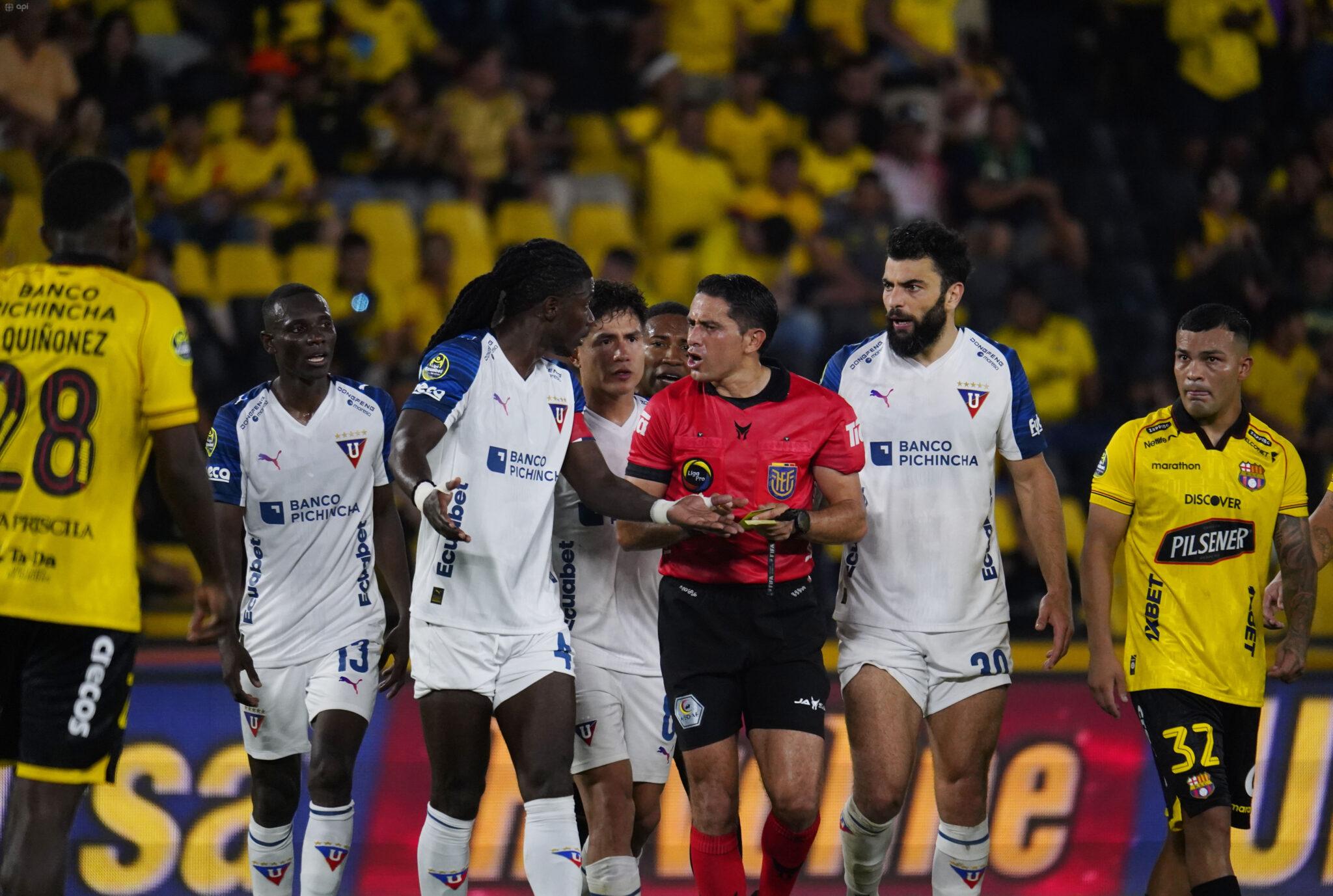 Liga de Quito venció a Barcelona 1-0 en un partido donde el asistente técnico Carlos Cajas criticó el arbitraje y el uso del VAR, destacando el esfuerzo defensivo del equipo.