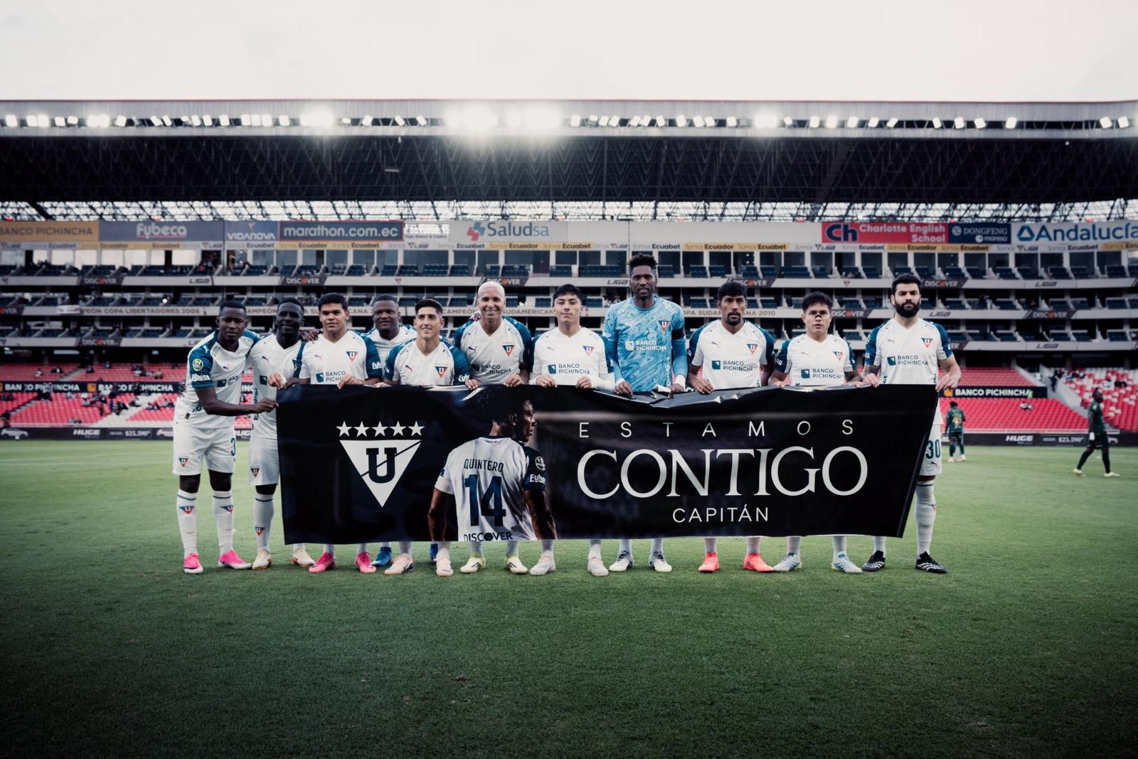 Plantel de LDU mostró su respaldo al ‘Choclo’ Quinteros con un emotivo gesto antes del duelo ante Orense