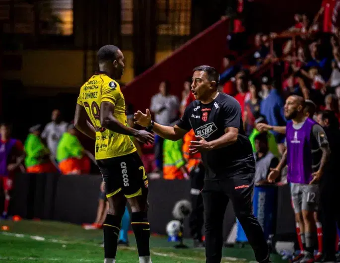 Johnny Quiñónez salió en defensa de César Farías: “Si tienen pruebas, que las presenten”