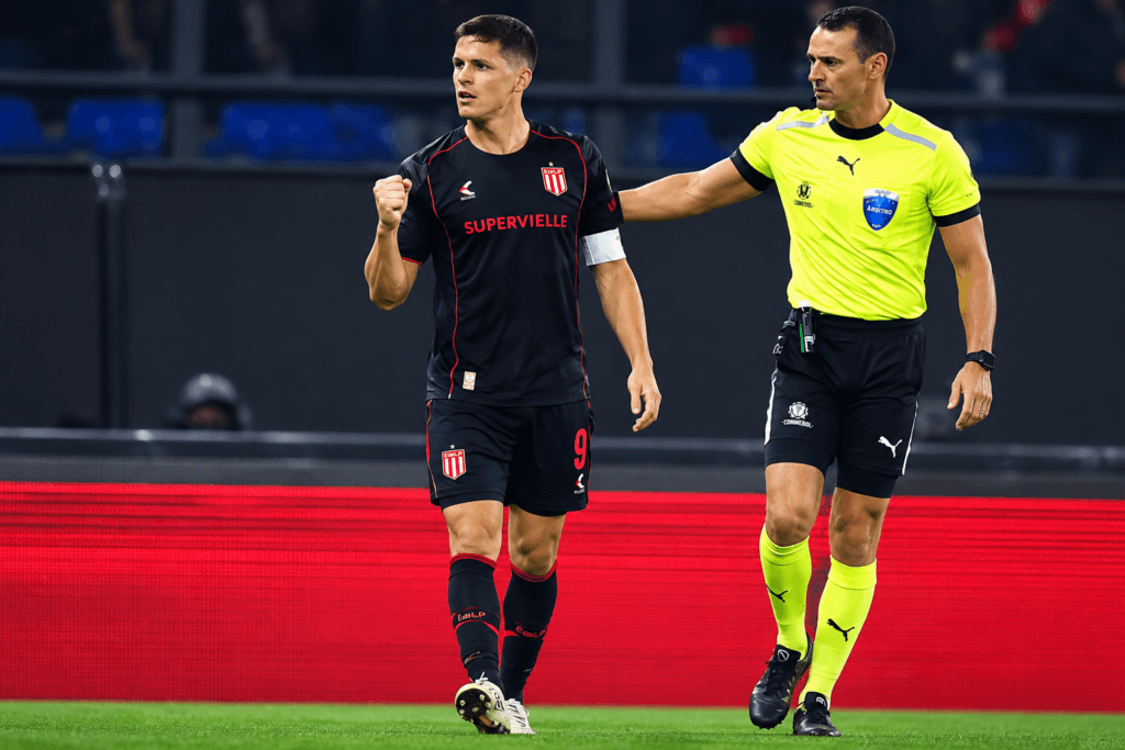 Estudiantes goleó 3-0 a Católica y avanzó en la Libertadores