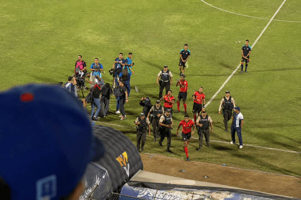 ¡BOTELLAZOS contra los Árbitros después de que Barcelona eliminara a LDUP! (VIDEO)
