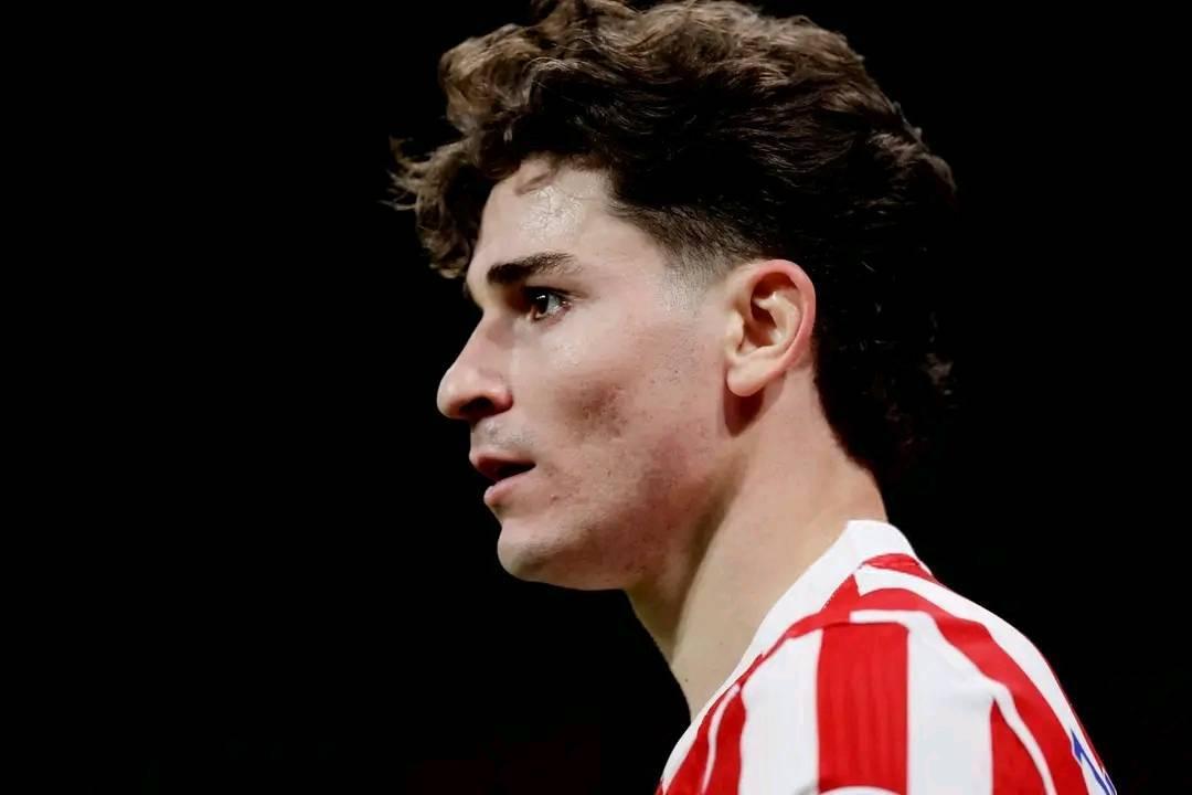 Julián Álvarez desea salir al Barcelona, pero Simeone bloquea la transferencia