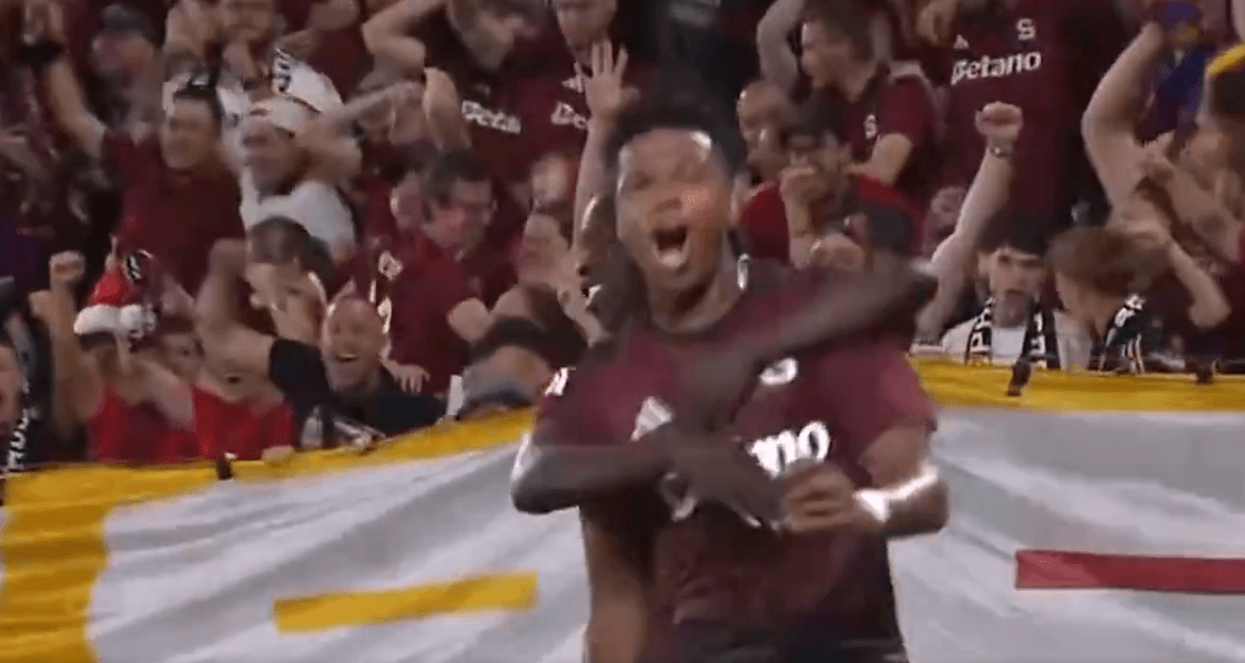 John Mercado marca para Sparta Praga en la Champions