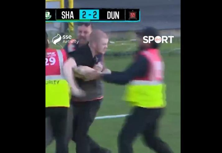 Hincha invade cancha y agrede a jugadores del Dundalk