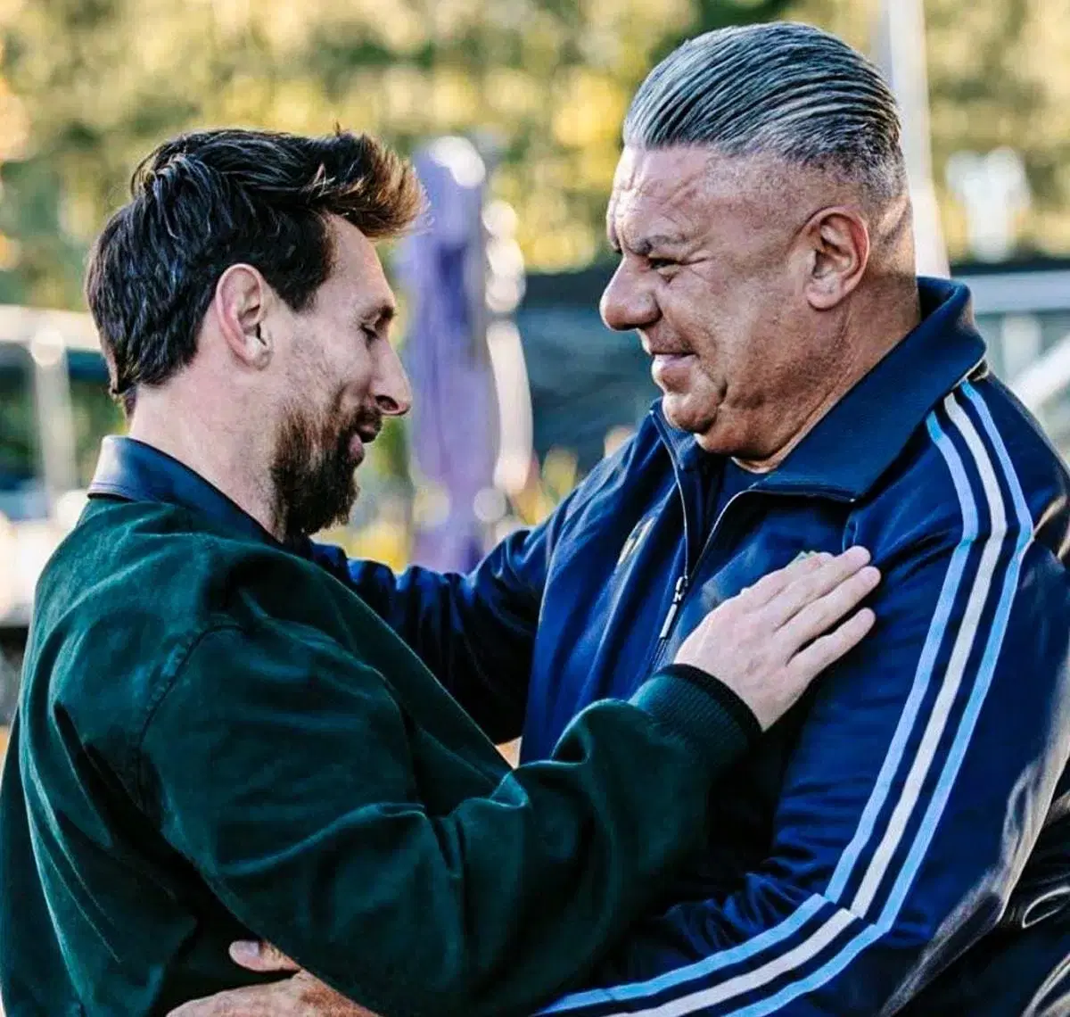 Claudio Tapia recibió a Messi en Ezeiza antes de su despedida