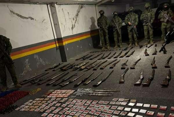 Operativo en Quito: 54 armas y 30.700 fulminantes incautados