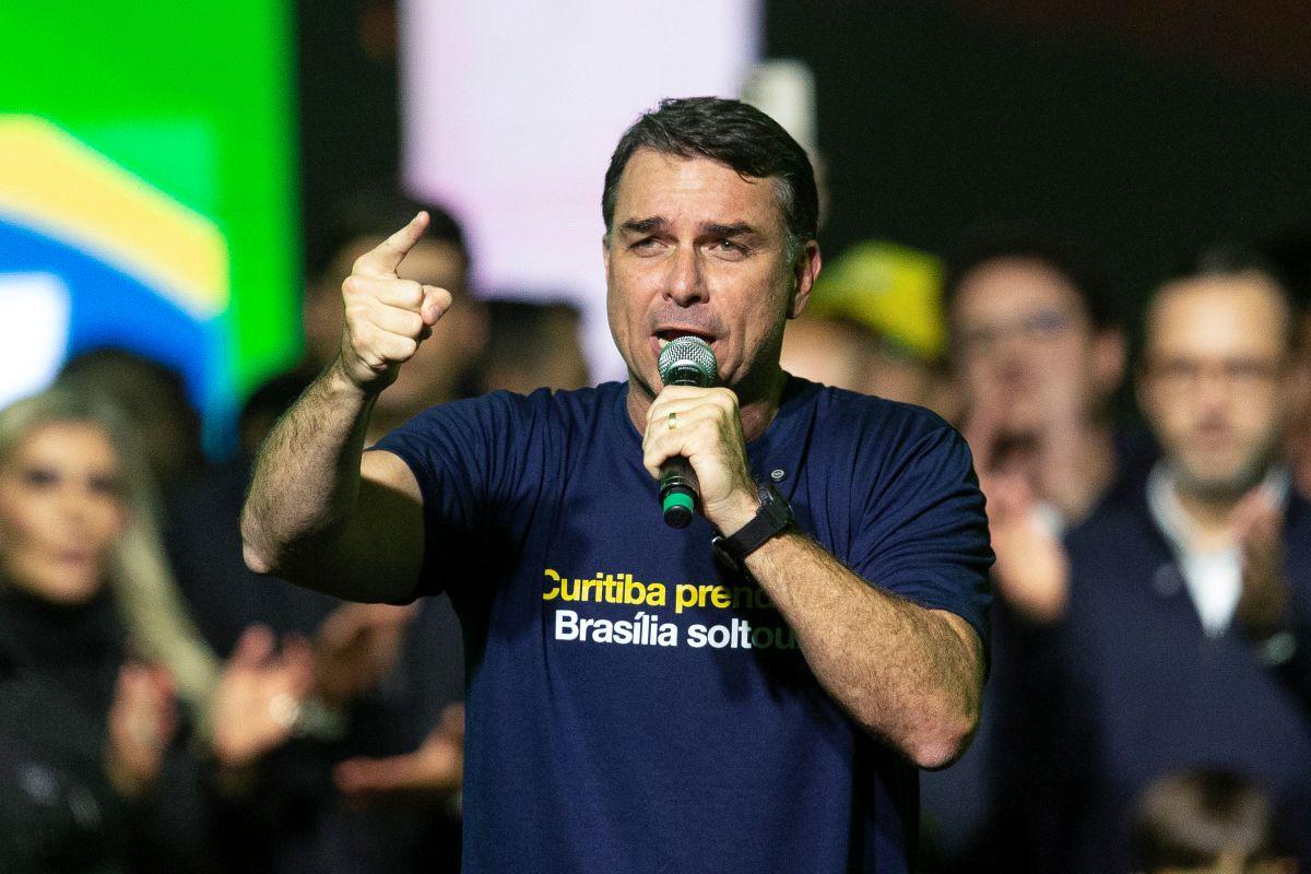 Flávio Bolsonaro responsabiliza a Lula por crisis diplomática