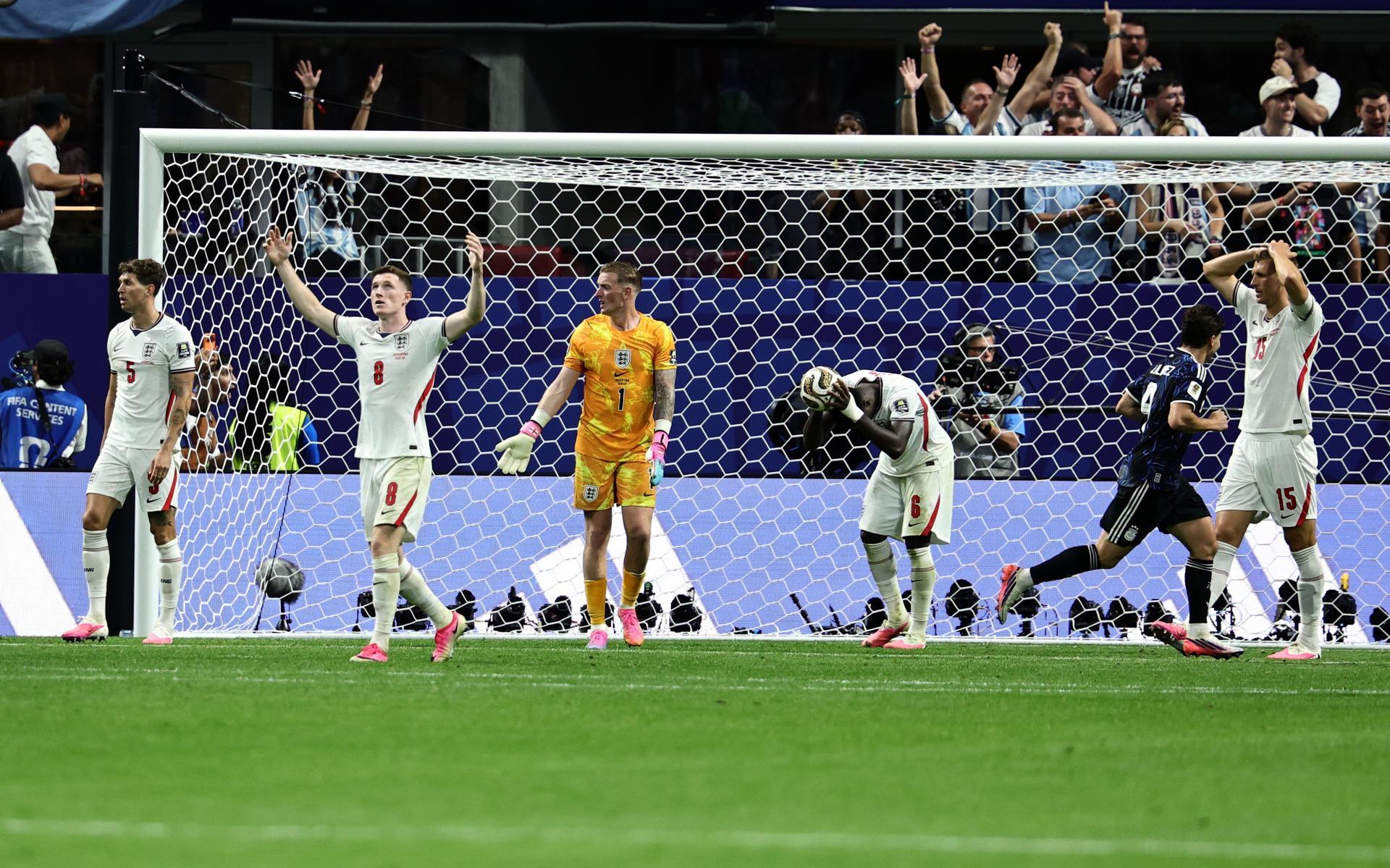 Argentina remonta ante Inglaterra y jugará la final con España