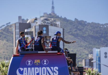 Conos, balones de playa y la promesa de Lamine: “Pronto una rúa por la Champions”