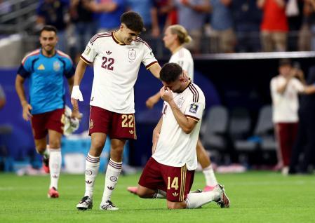 Barça prioriza un '9'; Deco sigue a Laporte y Porro en el Mundial