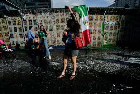 Manifestantes y policía se enfrentan a las puertas del Estadio Azteca