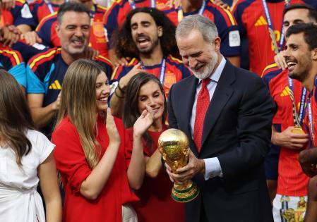 Felipe y Letizia abren la Zarzuela a los reyes del fútbol, campeones del mundo