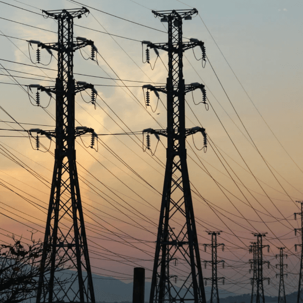 Empresas en Ecuador enfrentan retos durante desconexión eléctrica semanal