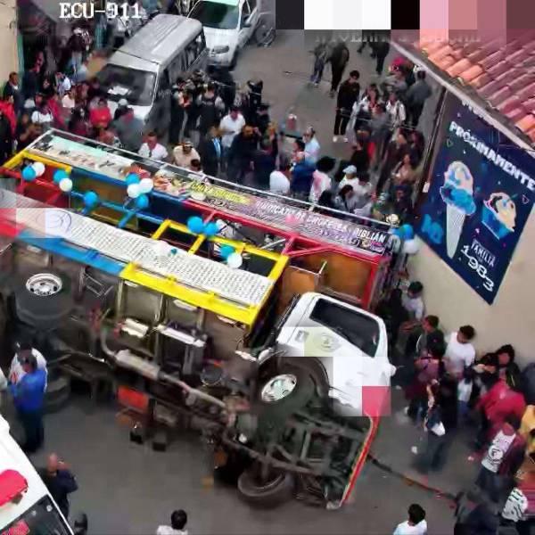 Chiva volcó en Azogues y dejó al menos 10 heridos