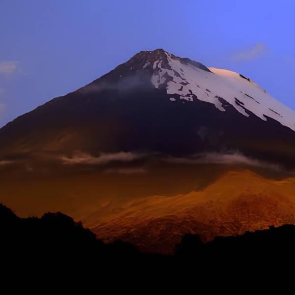 Volcán Sangay emite columna de ceniza que supera los 2,5 km con dirección suroeste