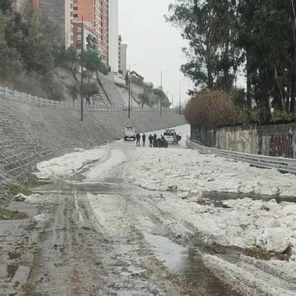 Cordonazo de San Francisco sorprende a Quito con granizo