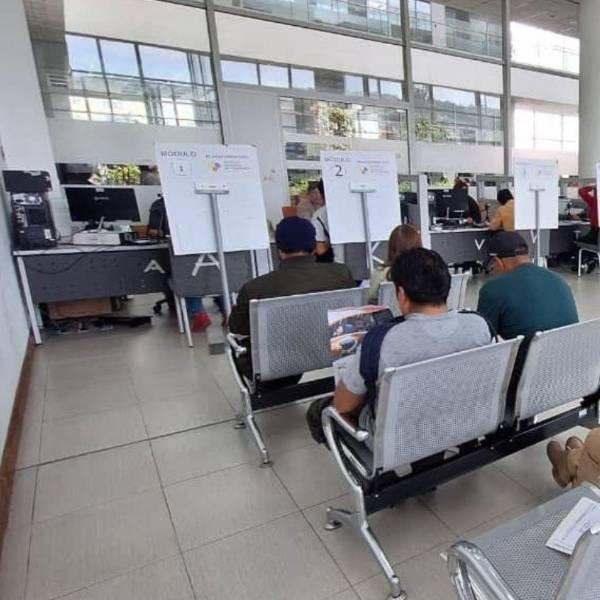 Fallas en sistema de tránsito afectan trámites en Ecuador