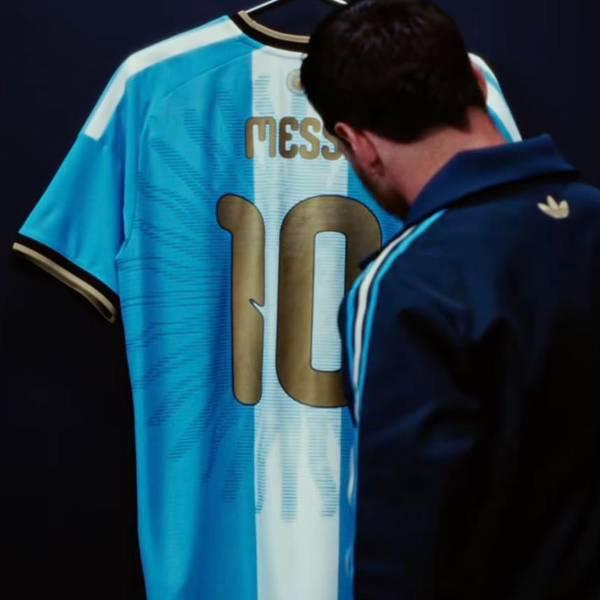 Messi muestra la camiseta de su despedida con Argentina