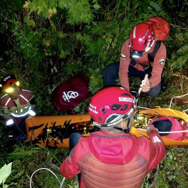 Bomberos rescatan a excursionistas en el volcán Pichincha