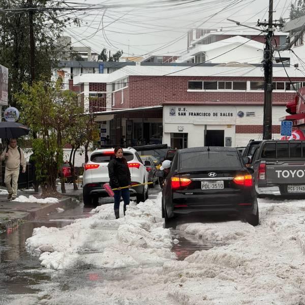Lluvias y granizo en Quito restringen tránsito en túneles