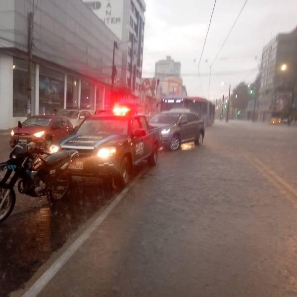 Lluvia con granizo en Quito causa inundaciones y afecta avenidas claves