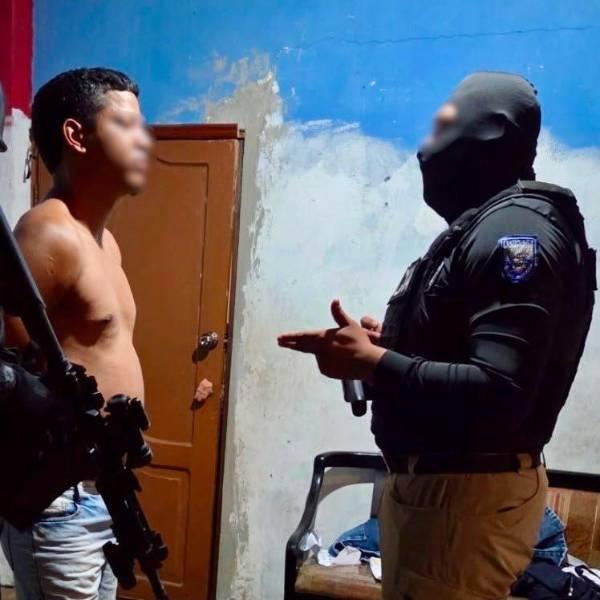 Policías detenidos en Guayaquil por presunto robo de vehículos