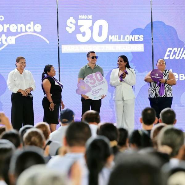 Daniel Noboa lanza programa de microcréditos para mujeres