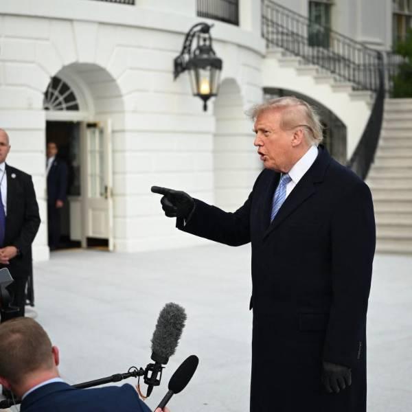 Juez ordena restituir acceso a CNN, MS NOW y Politico