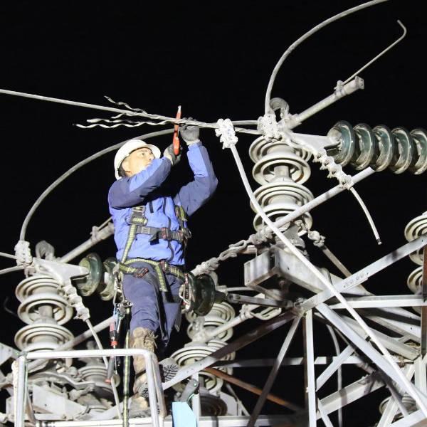 Ministerio de Energía completa mantenimiento eléctrico en 15 provincias de Ecuador