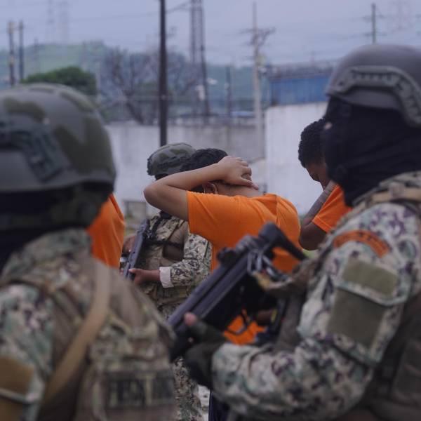 Trasladan a 300 detenidos de Esmeraldas a Penitenciaría del Litoral por riesgo de violencia